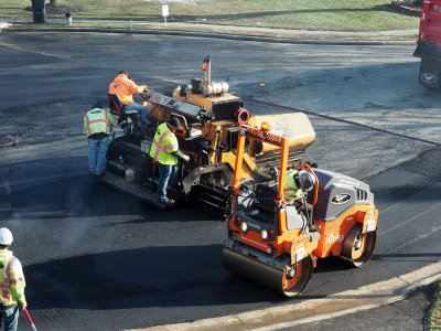 Compacting the final layer of asphalt