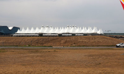 Denver Airport, The main concourse