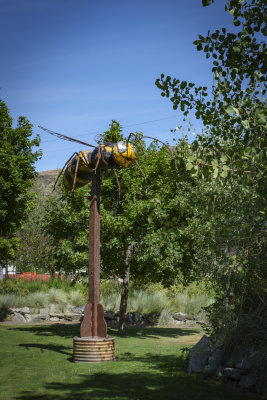 Beeest: Yellow Jacket on a Pole