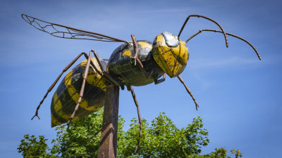 Beeest: Yellow Jacket on a Pole