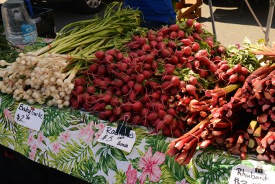MY MOTHER USED TO MAKE RHUBARB-STRAWBERRY PIE 