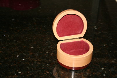 D shaped ring box