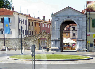 Muda gate (on left) in Koper dates to 1516