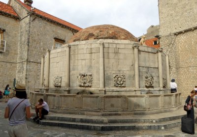 Big Onofrio's Fountain (1438-40) in Dubrovnik is a sixteen-sided container with faucets projecting out of the face of masks