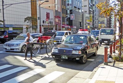 Tokyo rickshaw mixes with modern traffic