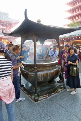 The smoke from the 'Jokoro' in front of Sensoji Temple is supposed to have healing powers