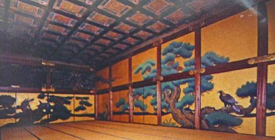 Ohiroma Yon-no-ma (4th Room) in Ninomaru Palace contains the most famous wall painting (Matsutaka-zu) in the palace