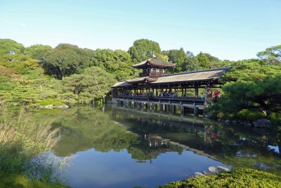 Taihei-kaku hashidono (covered bridge) was moved from the Kyoto Imperial Palace to Heian Garden