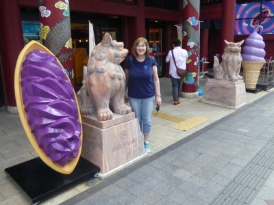 Susan with shi-shi on Kokusaidori Street in Naha, Okinawa