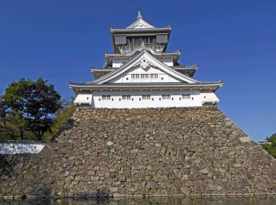Kokura Castle's keep has the unusual feature that the fifth story of the castle is larger than the fourth