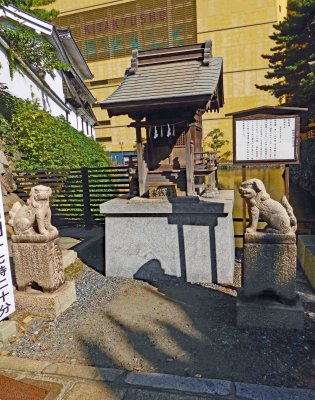 Komainu are statue pairs of lion-like creatures guarding Shinto shrines