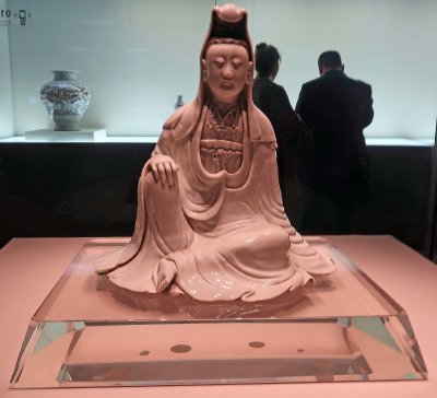 Avalokiteshvara in white glaze, Qianlong reign, Qing Dynasty
