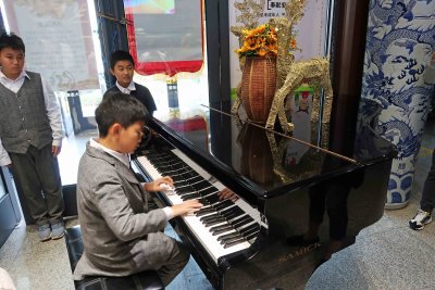 Young piano prodigies at the Mingxing School
