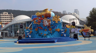 Polar Ocean World is one of five theme venues in Dalian Ocean Park