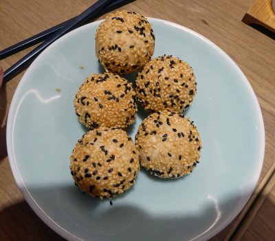 Fried sesame sticky rice balls are really good