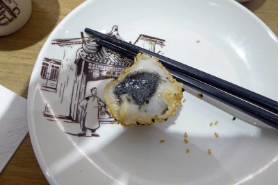 Inside fried sesame sticky rice balls is sweet