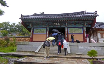 Beomeosa's second gate (Gate of the Four Heavenly Kings) was built in 1699