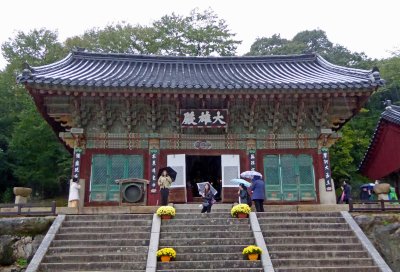 Daeungjeon, the main temple hall (constructed by monk Ui Sang in the 678) was lost during the Imjin War (1592-1598) but was rest