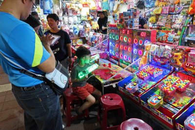 Kids playing games at Ning Hsia Night Market in Taipei