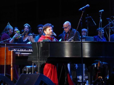 Harry Connick, Jr performing