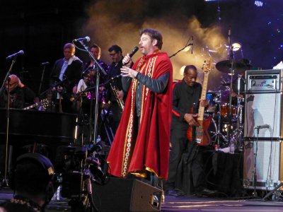 Harry Connick, Jr performing
