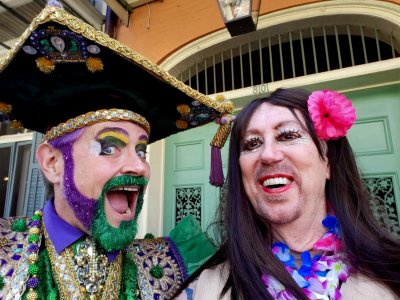 Bill meets Professor Carl Nivale on KOE parade route