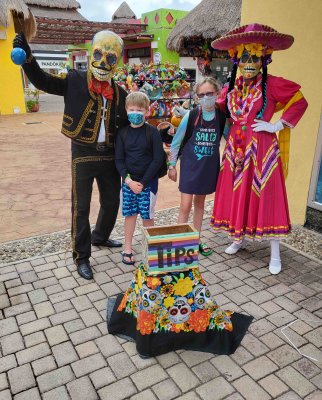 Dio de los Muertos couple in Cozumel