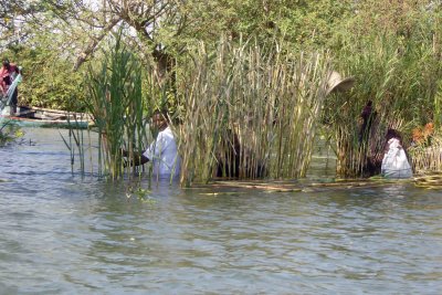Building new fish traps on Lake Victoria