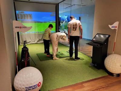 Golf Simulator in Turkish Air Business Lounge in Istanbul