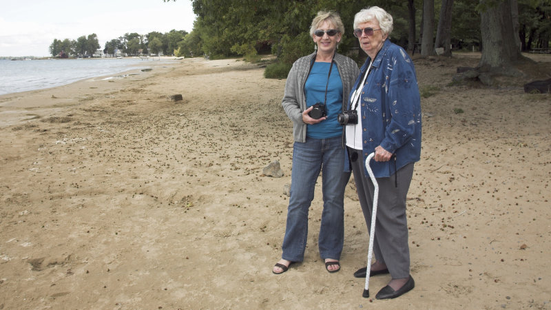 Liz&Mom@LakeOntario091709~272dpi.jpg