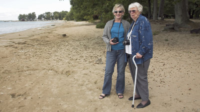 Liz&Mom@LakeOntario091709~272dpi.jpg