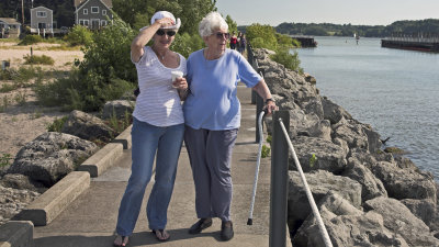 Liz&Mom~IrondequoitBay08161072dpi.jpg