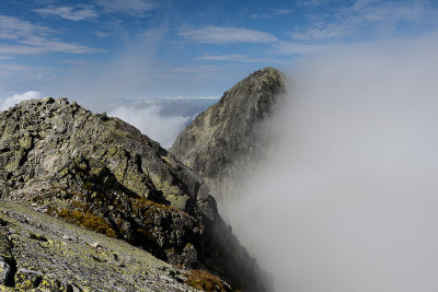 Approaching Small Ice Peak, behind on the right Ice Ridge leading to Ice Peak
