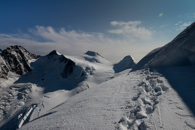 Looking back on the ridge up to Lyskamm Ost, behind on the left Dufourspitze 4634m