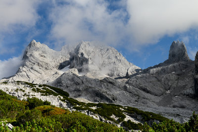 Schneebergwand 2804m, Torstein 2948m and Eiskarlspitz 2470m on the right, Dachstein