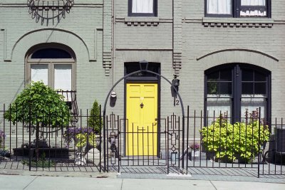 Yellow door Reala