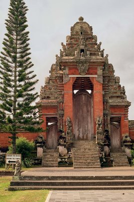 Temple gate in Bali Reala