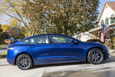 2022 Tesla Model in Blue (Gallery)