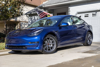 2022 Tesla Model in Blue (Gallery)