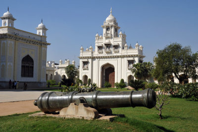 Bronze cannon with the Western Gate, Chowmahalla Palace.jpg