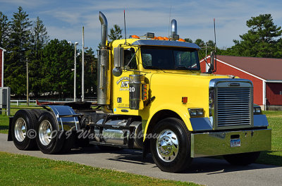 Freightliner_851_8015.jpg