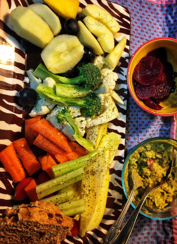 Fresh Fruit, Raw Veggies & Dip