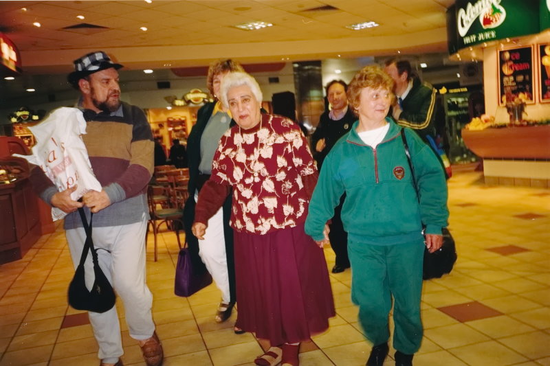 1994 May Katie arriving at Tullarmarine Airport Adrian Rawlins, Katie Irani and Sophie Miskas