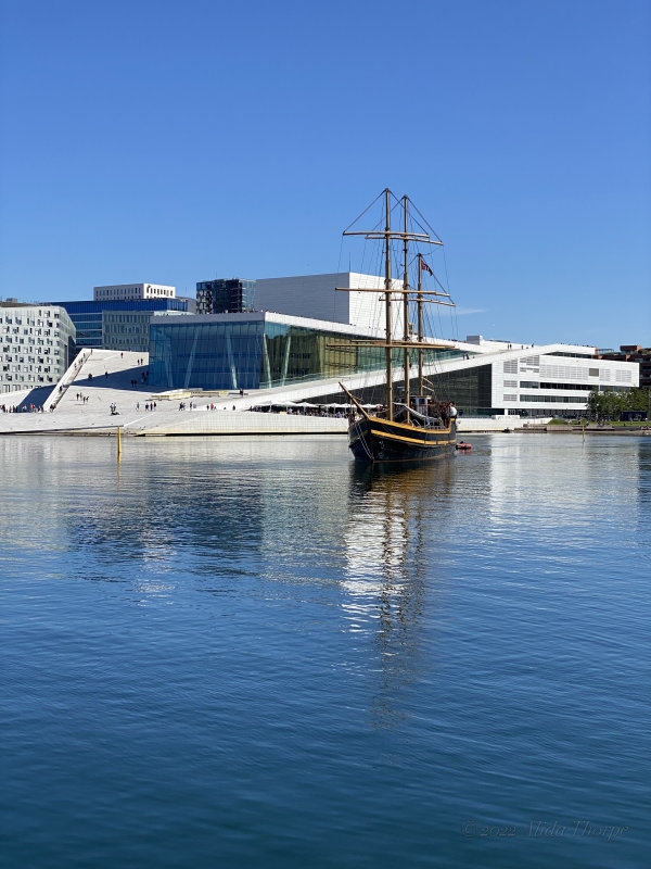 Oslo Opera House and ship.jpg