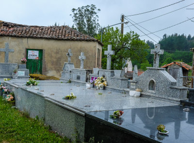 Cemetery_on_the_Camino4901.jpg