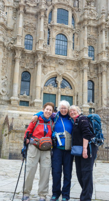 Ellen_Jody_and_Patty_in_front_of_Santiago_Cathedral4950.jpg