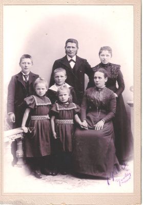 Anders Johans familie 1903.jpg
