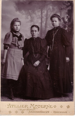 Betty, Inger, Ellen som konfirmant forret 1908.jpg