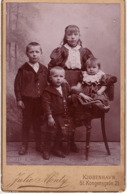 Emil, Elof, Anna og Ellen ca 1895.jpg