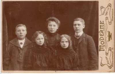 Elof, Ellen, Betty, Anna og Emil Carlsson julen 1905.jpg